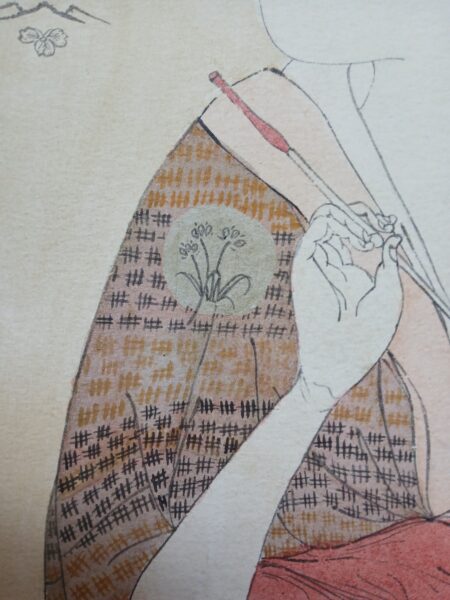 BELLEZA-SUJETANDO-UNA-PITILLERA.-DETALLE-TELA